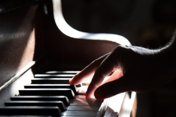 La pianiste Claire-Marie Le Guay au Passage Pommeraye à Nantes