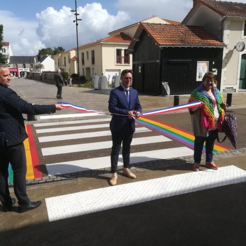 Un passage piéton aux couleurs LGBT+ à Saint Sébastien sur Loire