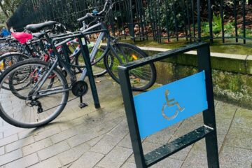 L’éclairage politique : pourquoi Nantes Métropole a installé un appui vélo PMR ?