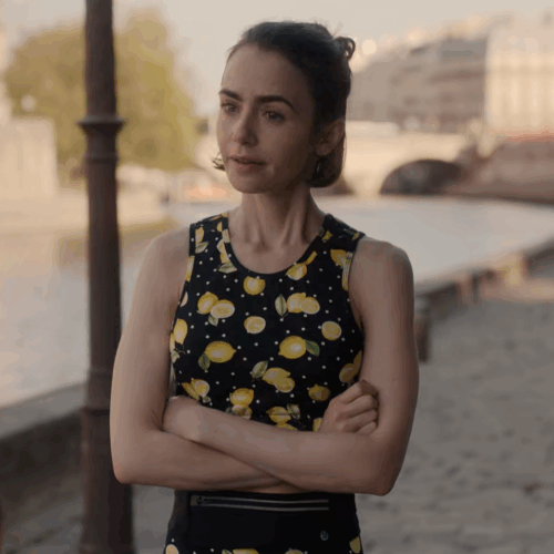 Emily in Paris : On a regardé la série et la mode est (toujours) au rendez-vous